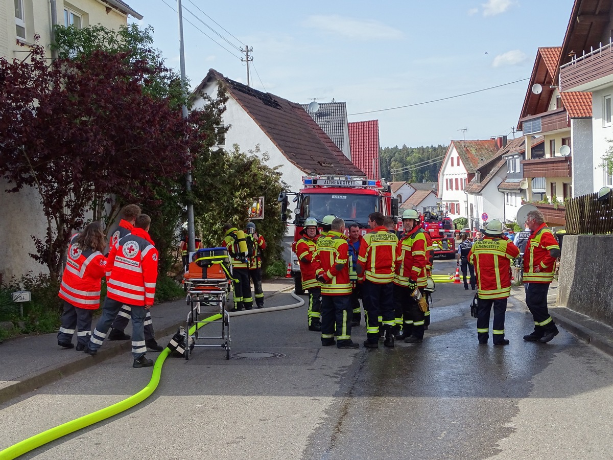 KFV-CW: Dachstuhlbrand in Althengstett-Ottenbronn Photovoltaikanlage ist Herausforderung für Feuerwehr