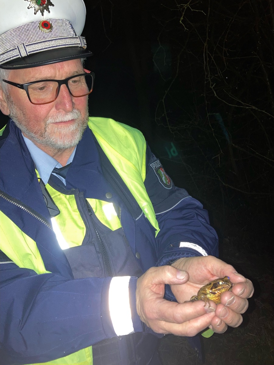 POL-ME: Tierischer Einsatz der Polizei: Bezirksdienstbeamte halfen bei Krötenwanderung - Velbert - 2403083