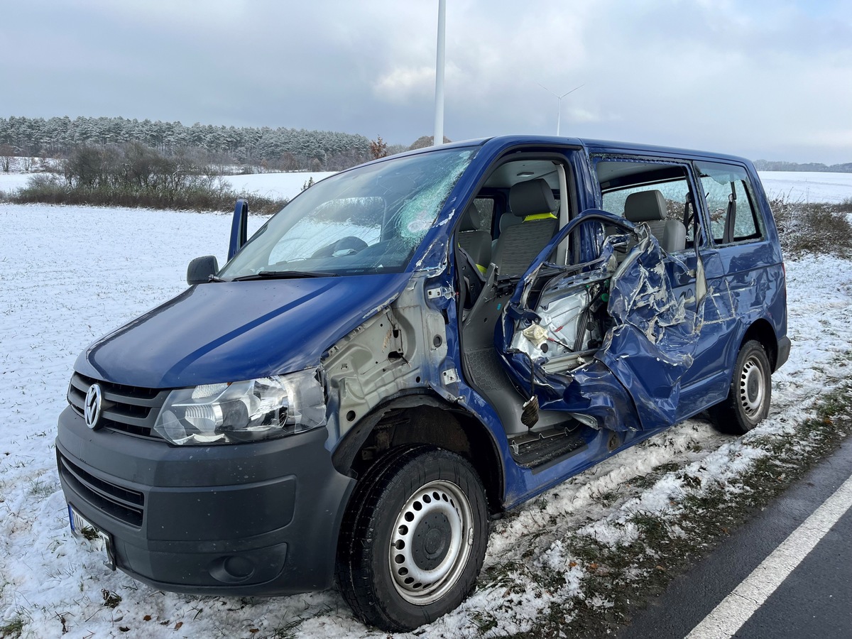 POL-LG: ++ mit entgegenkommenden Lkw kollidiert - leicht verletzt - 10.000 Euro Schaden ++ mit Baum kollidiert - unverletzt ++ räuberischer Ladendiebstahl - Täter schubst und flieht ohne Beute ++