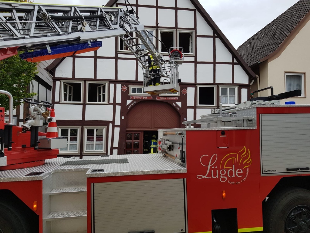 FW Lügde: Feuerwehr Lügde löscht Küchenbrand