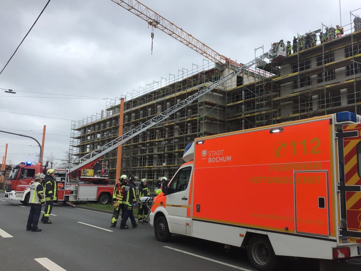 FW-BO: Schwer verletzter Bauarbeiter auf einer Baustelle am Westpark in Bochum