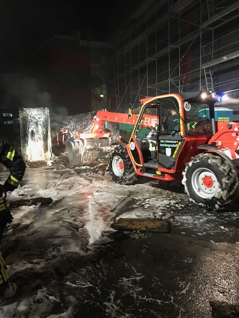 FW-BN: Großer Container brennt vor Gewerbebetrieb!
Flammenüberschlag konnte verhindert werden.