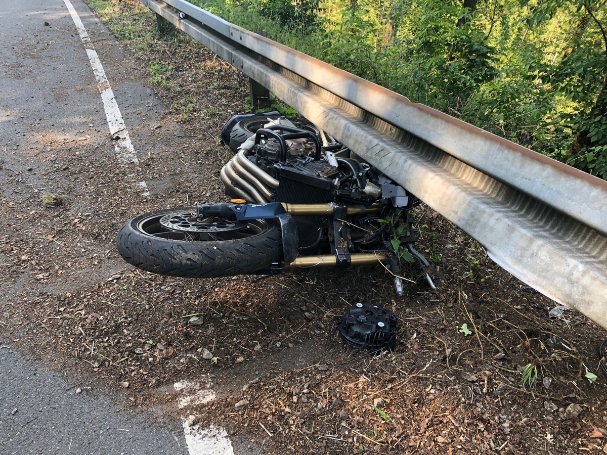 POL-GM: Kradfahrer stürzt nach Überholvorgang