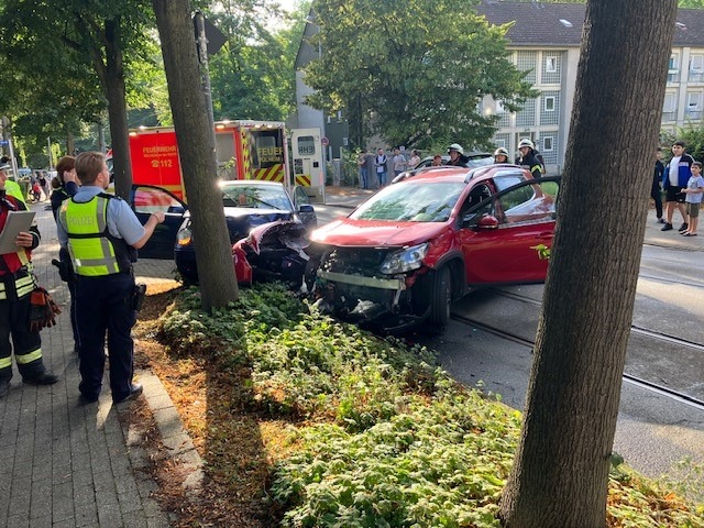 FW-MH: Verkehrsunfall auf der Denkhauser Höfe fordert zwei Verletzte