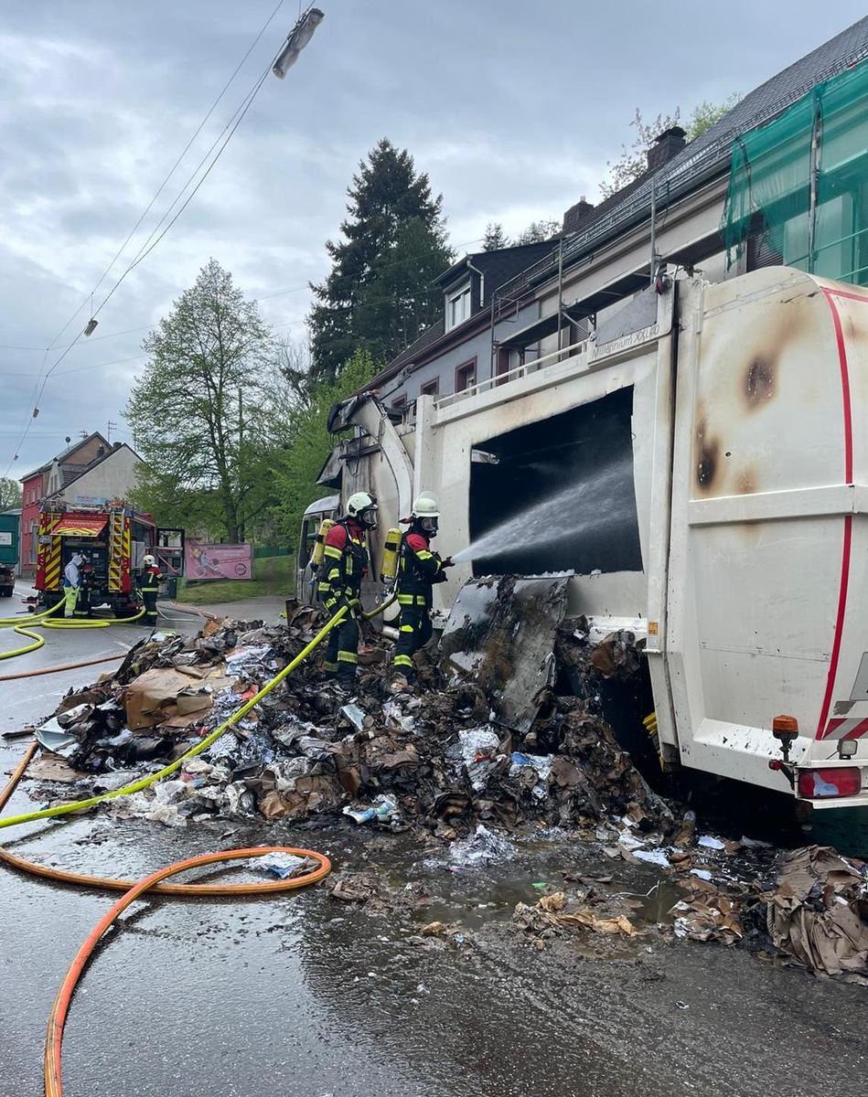 FW Neunkirchen: Brand eines Müllwagens in der Innenstadt von Ottweiler