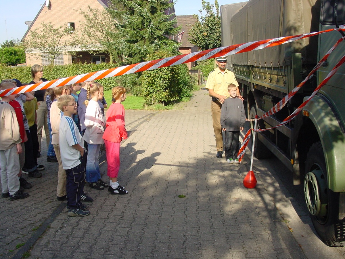 POL-DN: Niederzier-Ellen - Schulkinder in Gefahr; Polizei demonstriert mit Grundschülern den &quot;Toten Winkel&quot; am Lastwagen