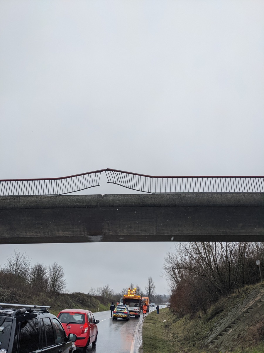 POL-PDNW: (Forst/B271) Mit Brücke kollidiert