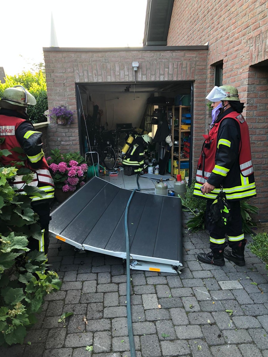 Feuerwehr Kalkar: Gasexplosion in Garage- eine verletzte Person