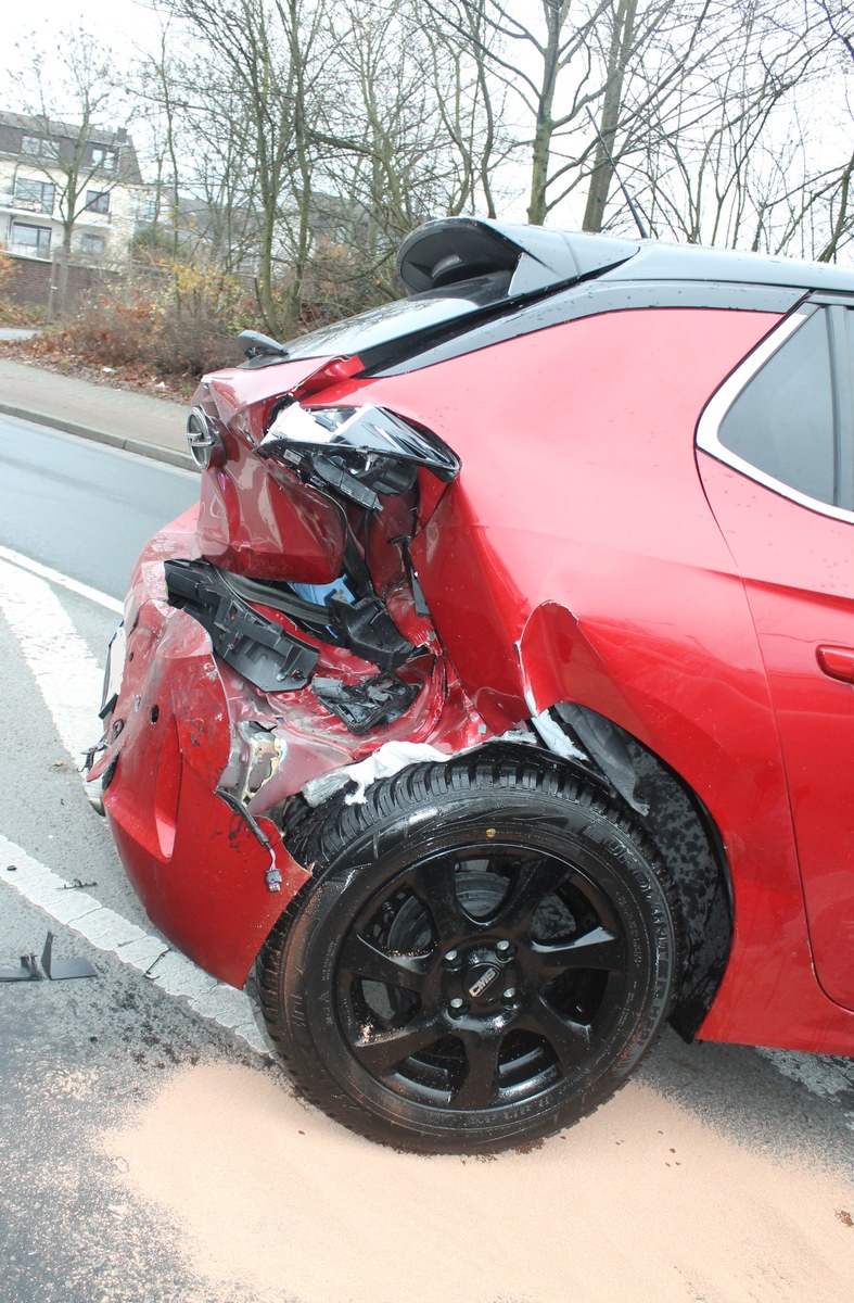 POL-DU: Großenbaum: Unfall mit vier Verletzten sorgt für Straßensperrung