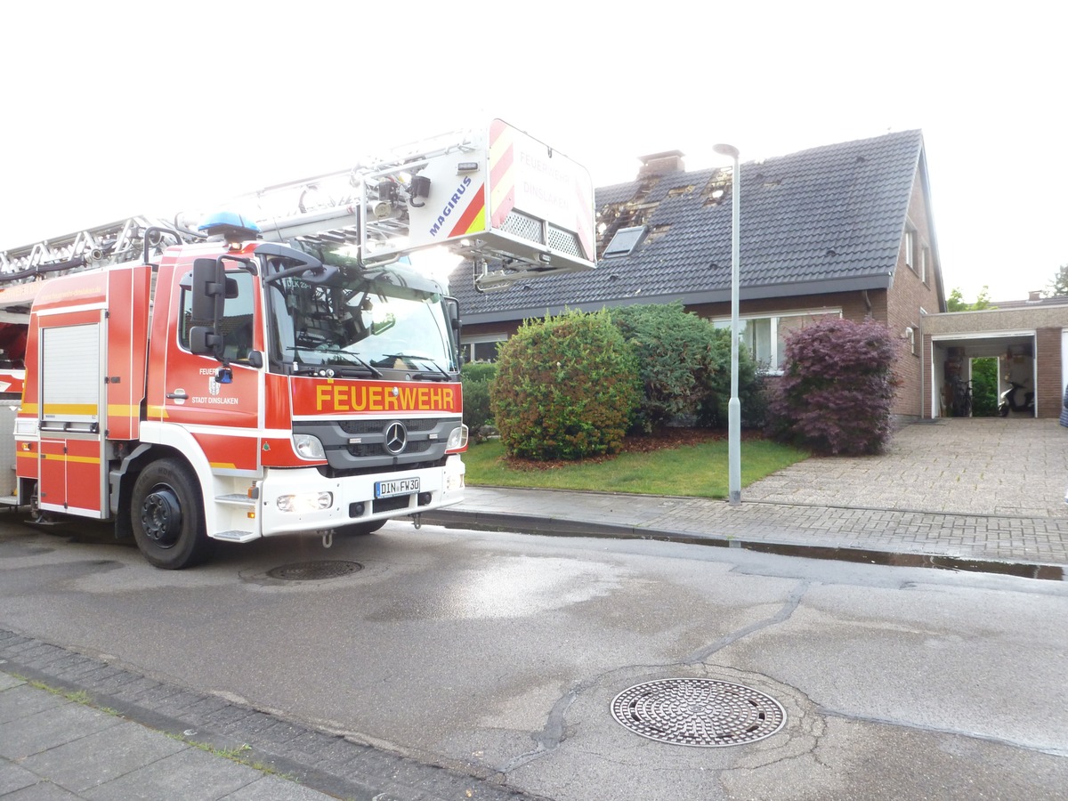 FW Dinslaken: Dachstuhlbrand nach Blitzeinschlag &quot;Im Loosbusch&quot;