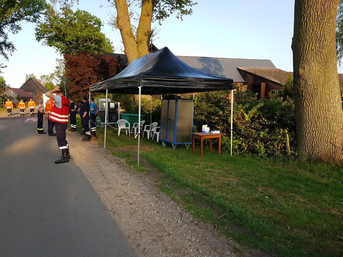 FW Lüchow-Dannenberg: Kühe stürzen in Güllegrube +++ Feuerwehr rückt an +++ Kühe &quot;flüchten&quot; unterirdisch +++ schmutziger Rettungseinsatz, beide Kühe wohlauf