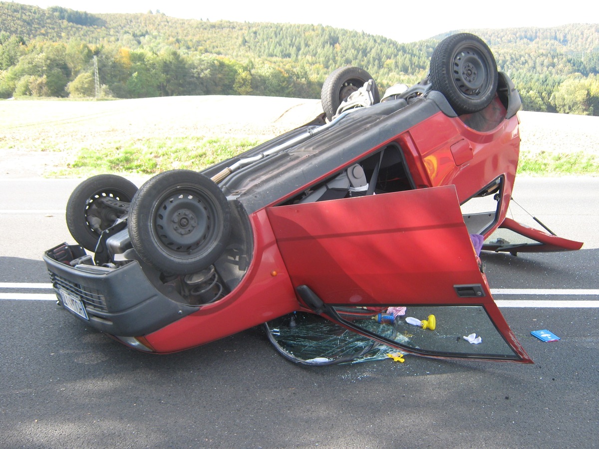 POL-HOL: Auto bleibt auf dem Dach liegen /  Mutter und Tochter nur leicht verletzt