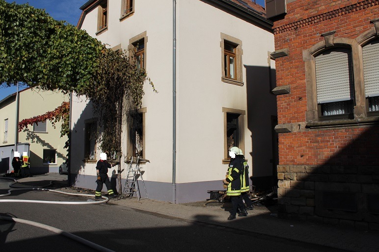 POL-PDLD: Wohnungsbrand in Mehrfamilienhaus