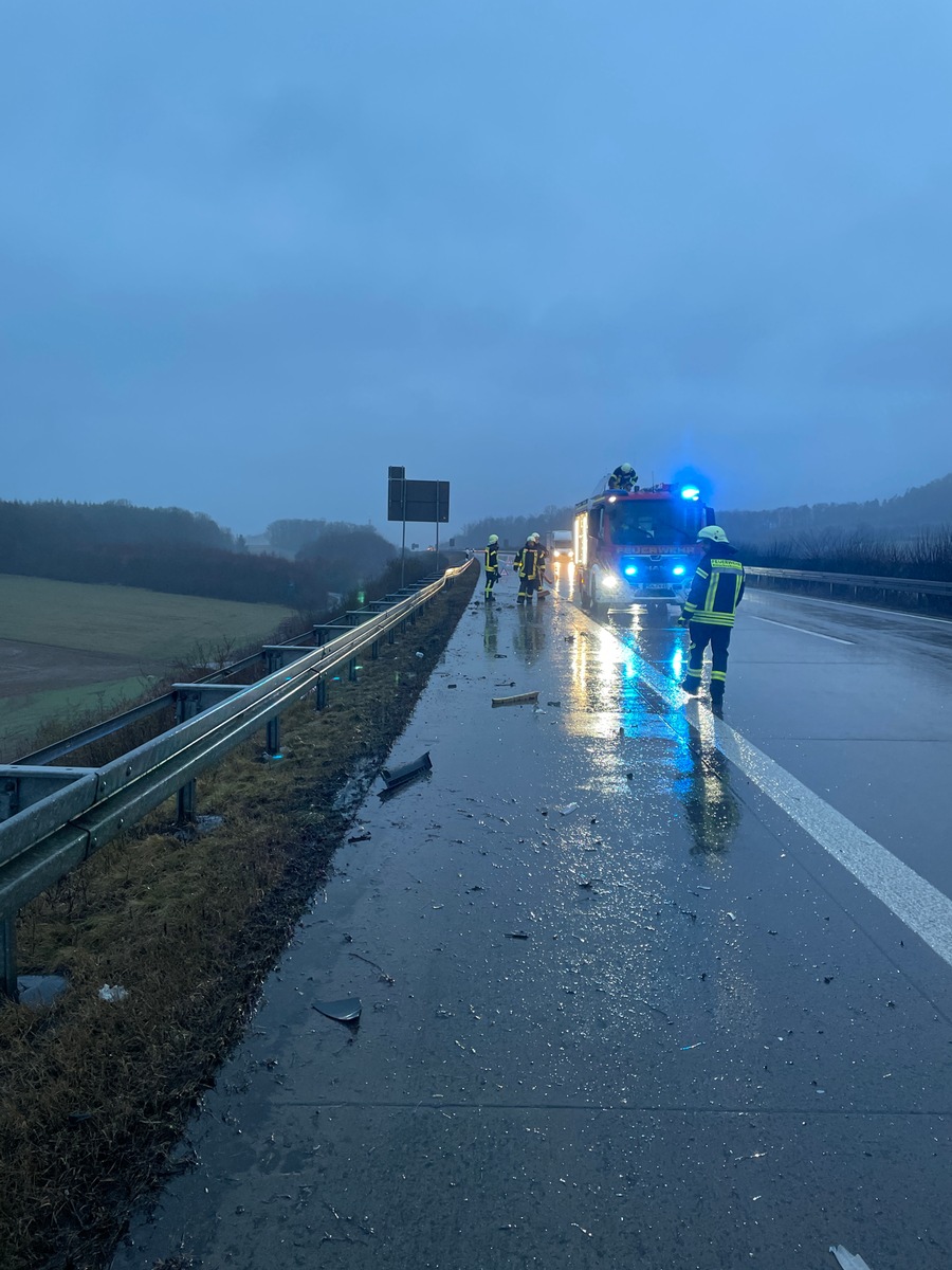 API-TH: Ohne zu blinken den Fahrstreifen gewechselt - zwei Verletzte nach Verkehrsunfall