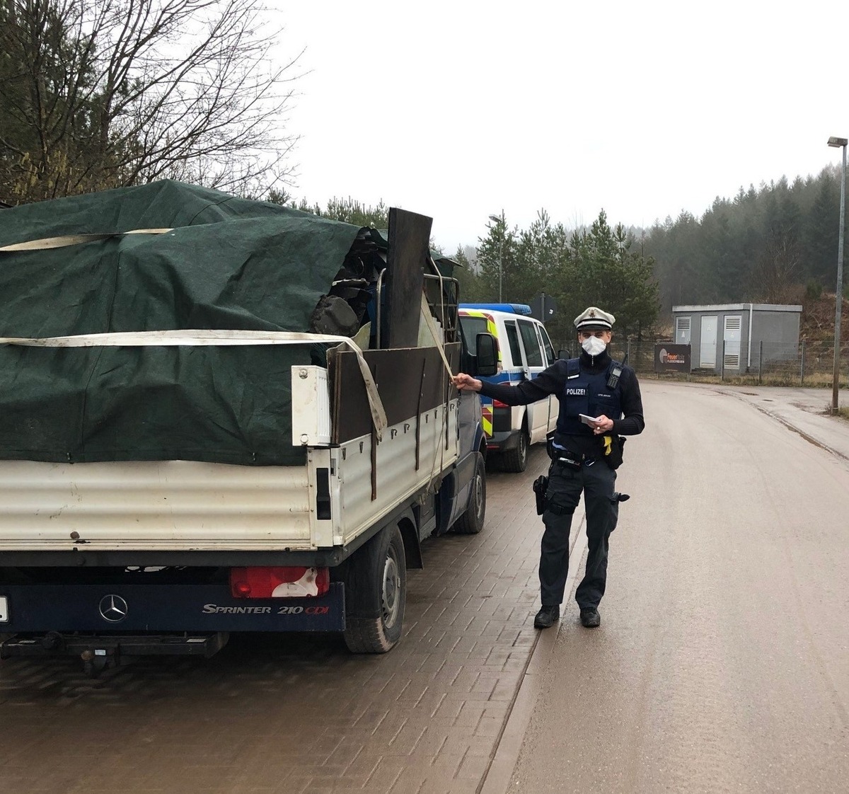 POL-PDPS: Überladung - Überbreite - Ladung unzureichend gesichert