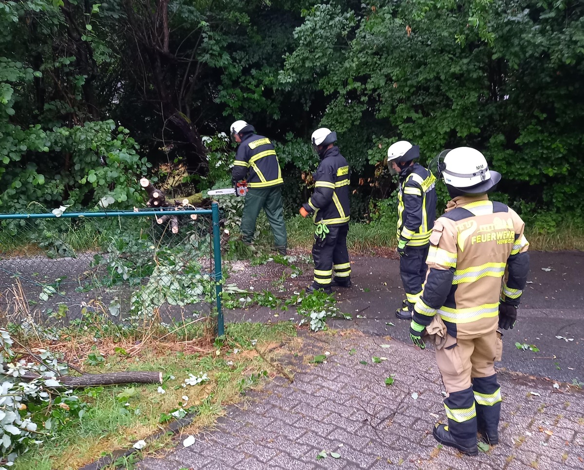 FW-EN: Unwetterlage sorgt für sechs Einsätze - Aufgrund der Gesamtanzahl anstrengende Woche für die Feuerwehr