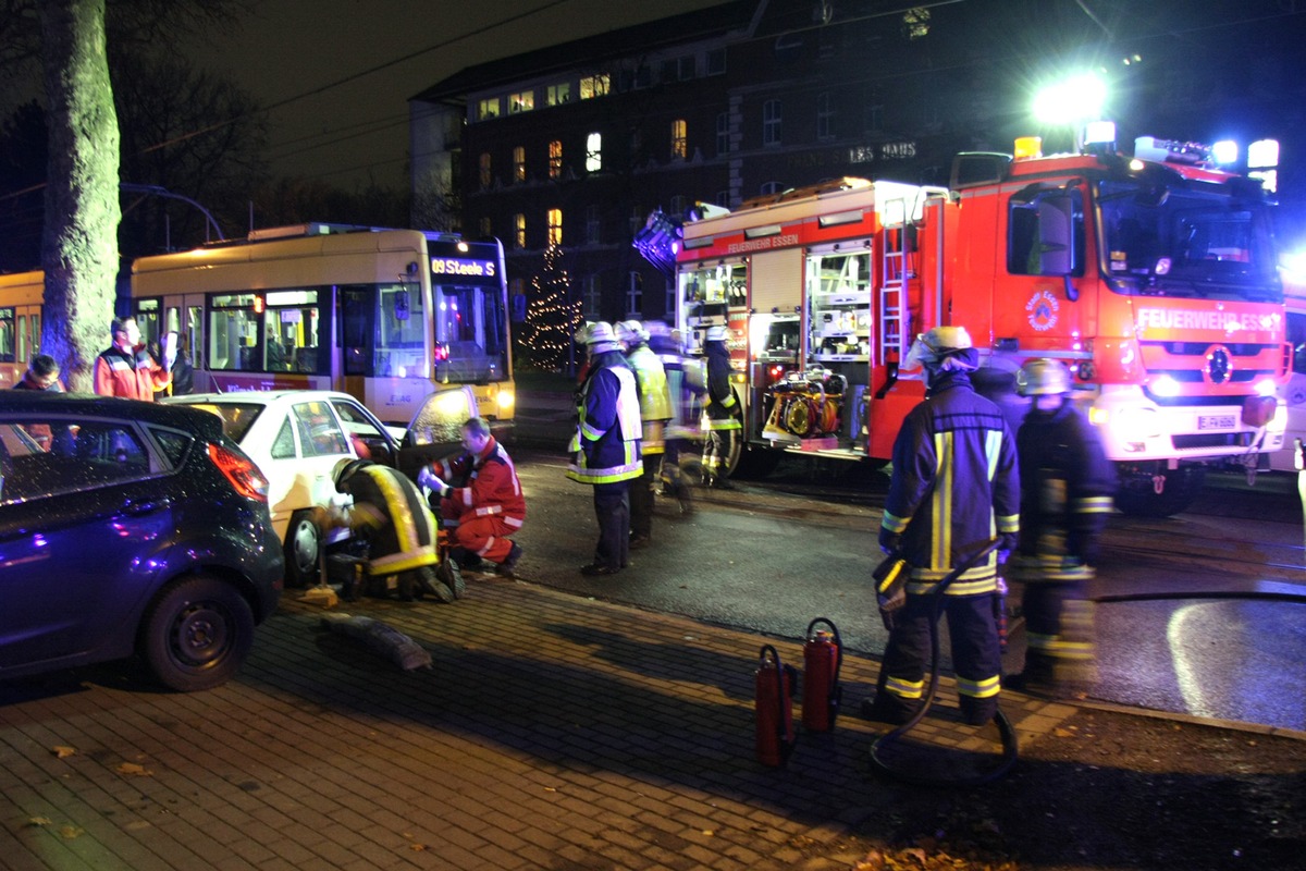 FW-E: Verkehrsunfall, Pkw kollidiert mit Straßenbahn, Fahrer des Pkw verletzt