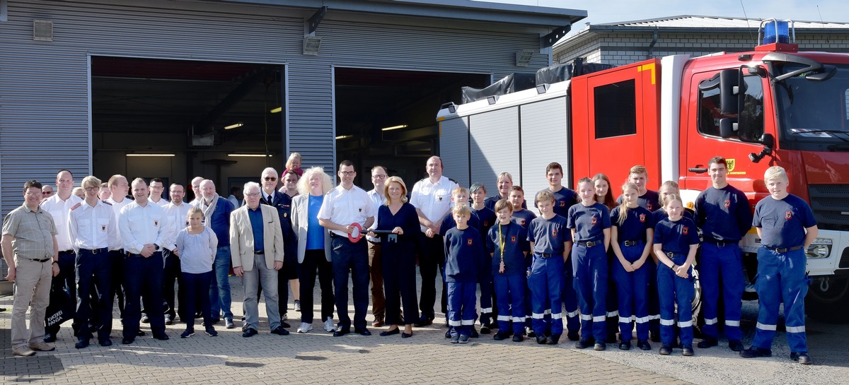 FW-DO: 22.09.2019 - FAHRZEUGÜBERGABE IN DEUSEN
Freiwillige Feuerwehr erhält Löschfahrzeug aus Bundesmitteln