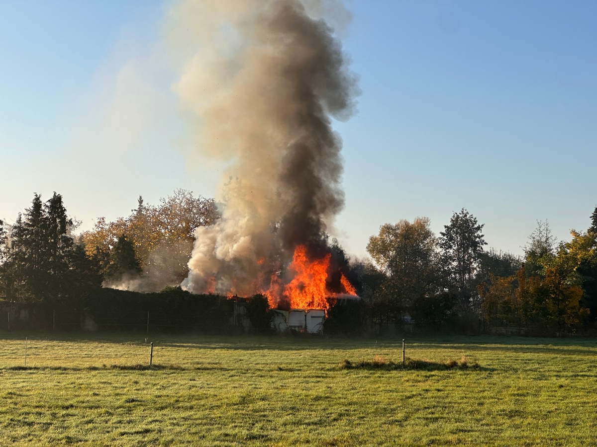 FW Helmstedt: Brand Gartenlaube in der Brunnsohle