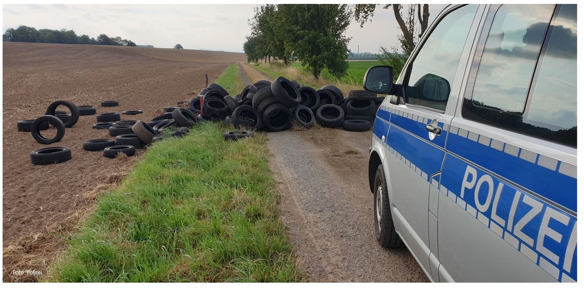 POL-HM: Illegale Abfallentsorgung - Unbekannte entsorgen Altreifen in der Feldmark