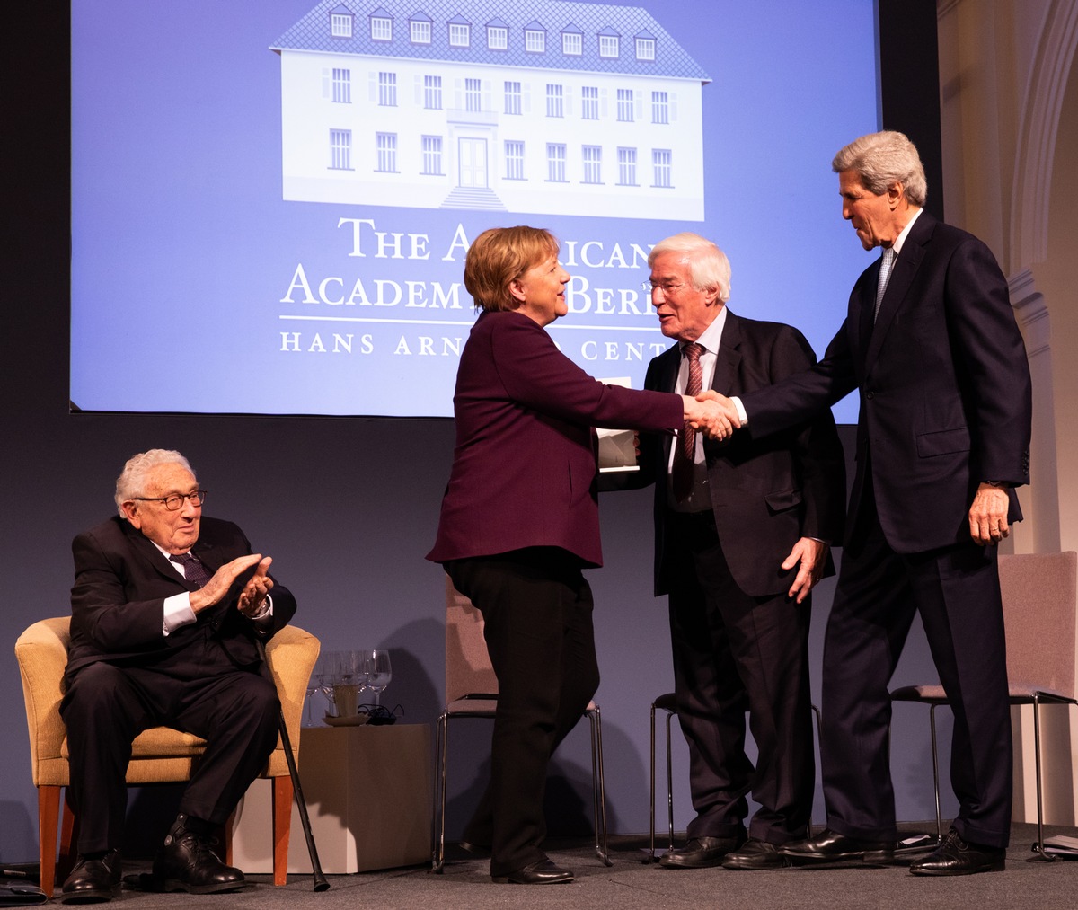 Kanzlerin Merkel erhält Henry A. Kissinger Preis