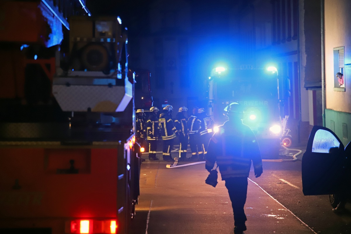 FW LK Neunkirchen: Feuerwehr hat Brand in leerstehendem Haus schnell unter Kontrolle