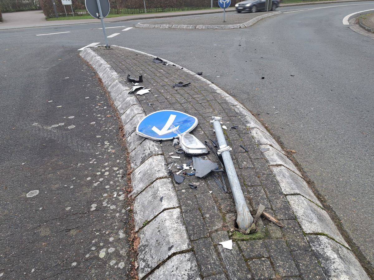 POL-AUR: Mittegroßefehn - Mit Verkehrszeichen kollidiert und geflüchtet (Foto) / Norden - Unfallflucht / Ostgroßefehn - Carport brannte