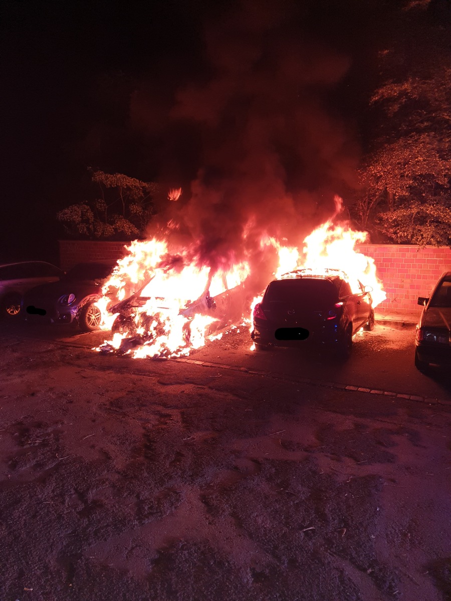 FW-DO: 16.05.2020 - Mehrere PKW brennen in der Innenstadt.