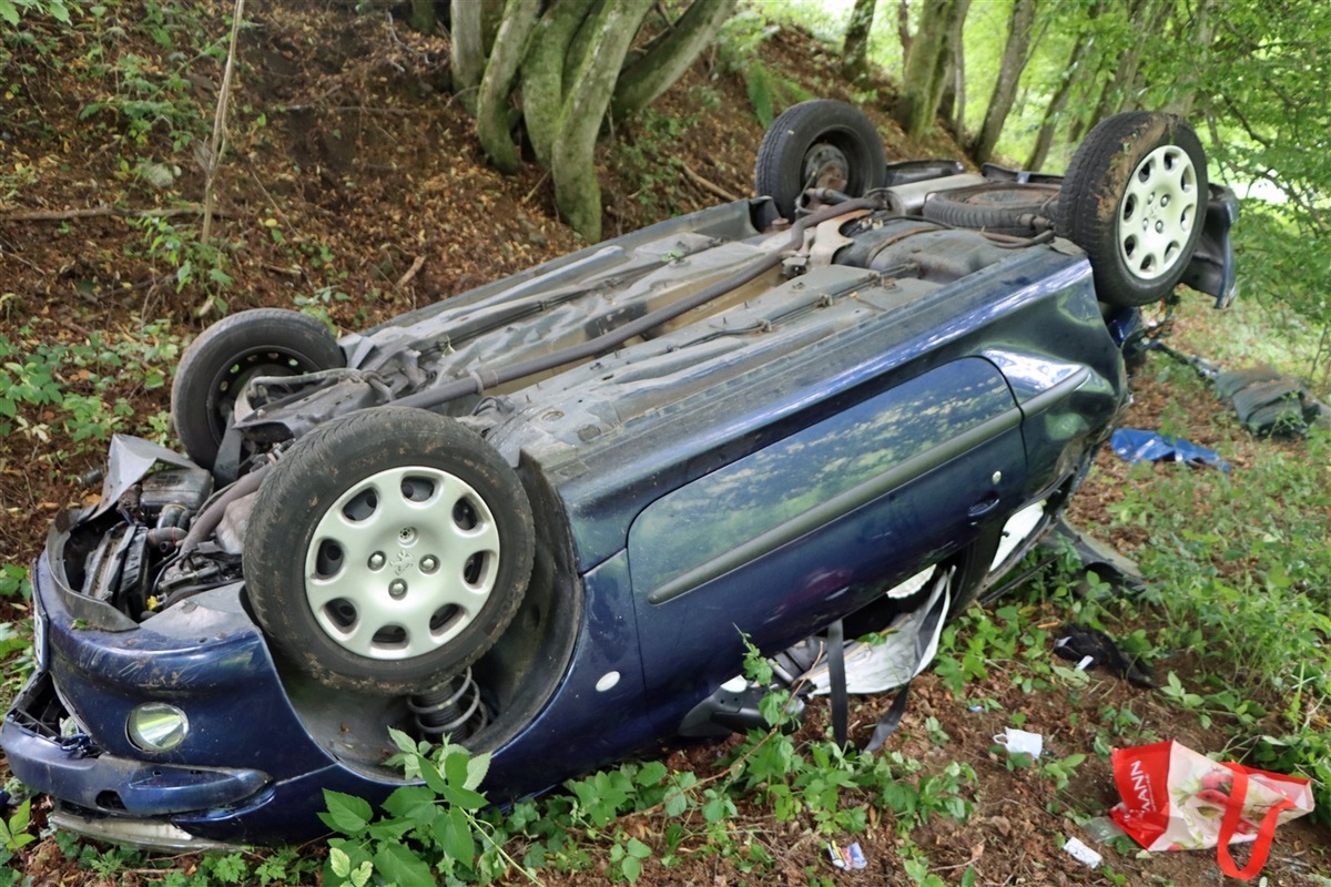 POL-GM: 020821-587: Mit Auto überschlagen - zwei Verletzte