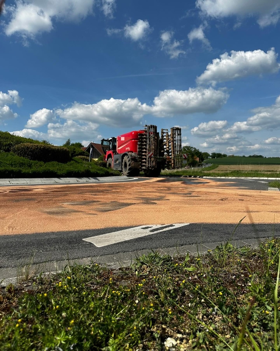 FW-DT: Ölspur im Detmolder Ortsteil Brokhausen führt zu stundenlanger Sperrung des Kreisverkehrs