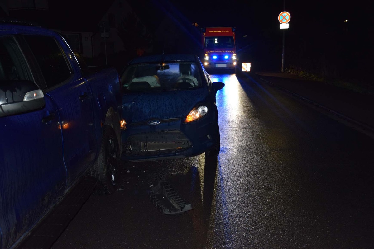 POL-HF: Unfall - Junge Fahrerin fährt parkendem Fahrzeug auf