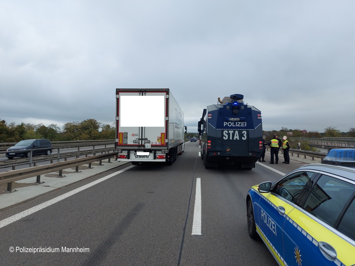 POL-MA: Hockenheim, Rhein-Neckar-Kreis: Auffahrunfall zwischen zwei Lkw auf der A61;57-Jähriger vorsorglich ins Krankenhaus verbracht; Polizeiwasserwerfer sichert Unfallstelle ab