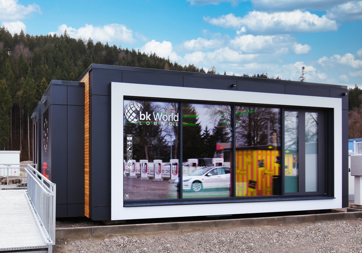 Tesla Supercharger Park in Füssen eröffnet - bk World macht Ladezeit zur Quality Time