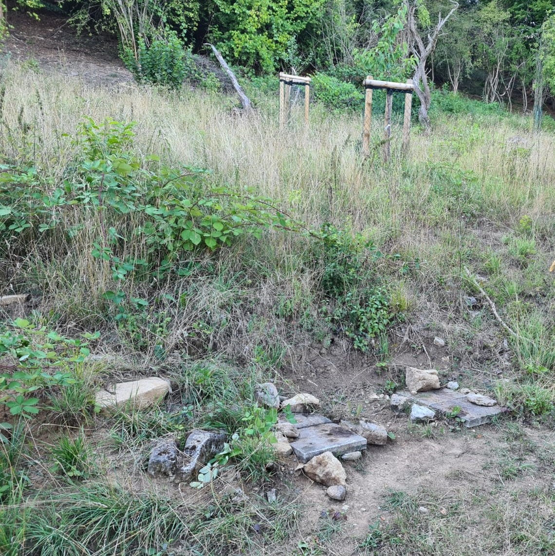 POL-GÖ: (353/2022) Unbekannte stehlen Holzbank und Holzstele aus Naturschutzgebiet Bratental bei Roringen - Zeugen gesucht