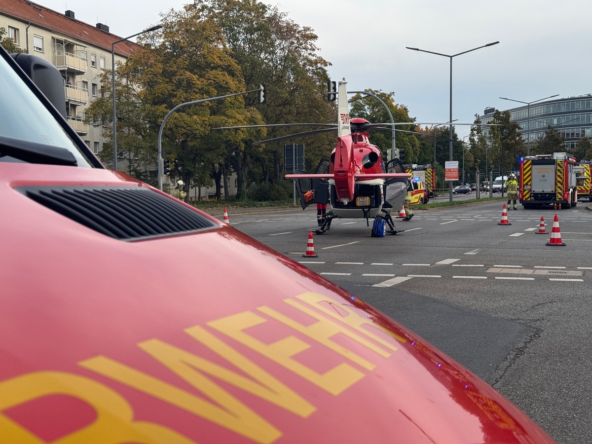 FW Dresden: Schwerer Verkehrsunfall zwischen einer Straßenbahn und einem PKW