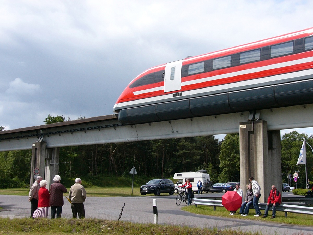 Magnetschnellbahn soll Ost und West verbinden (mit Bild) / 10. Petersburger Dialog in Jekaterinenburg / In 3 1/2 Stunden von Moskau nach Berlin / Breite Unterstützung für Machbarkeitsstudie