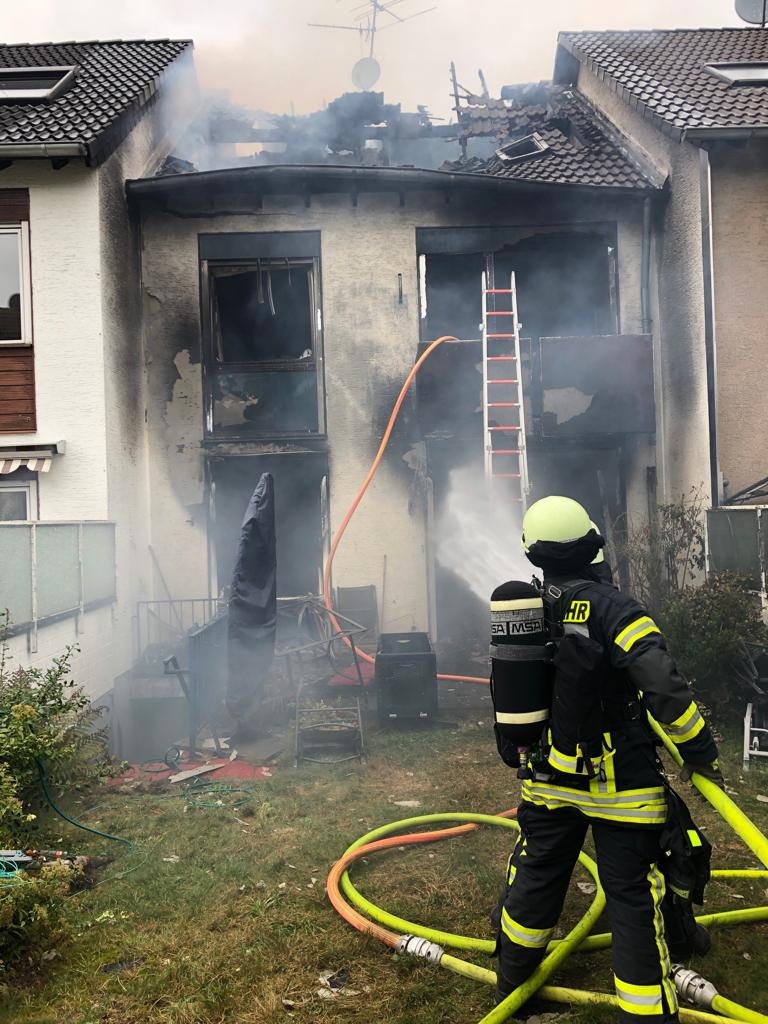 FW-GL: Vollbrand eines Reihenhauses im Stadtteil Schildgen von Bergisch Gladbach