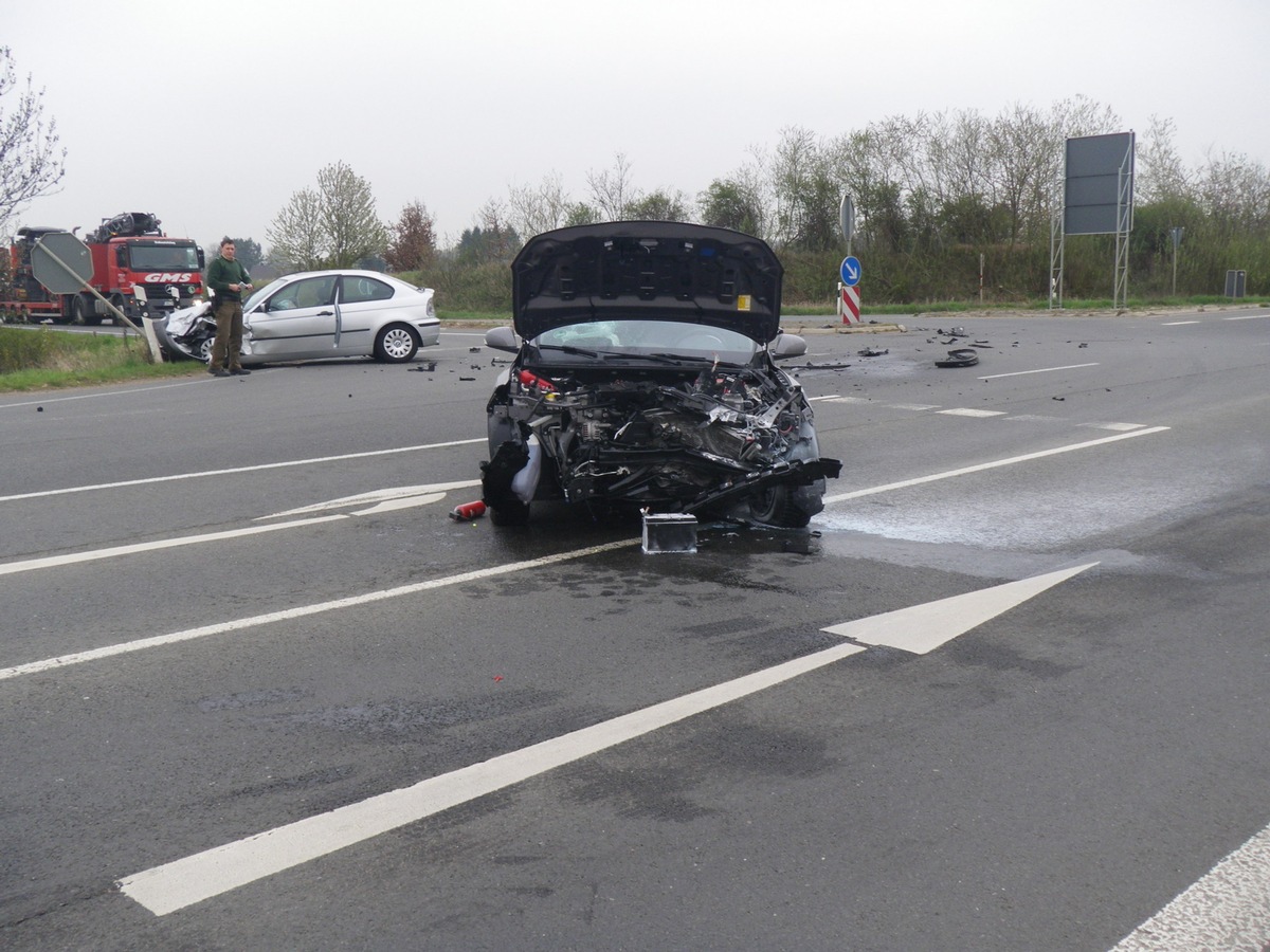 POL-DN: Entgegen kommenden Wagen übersehen