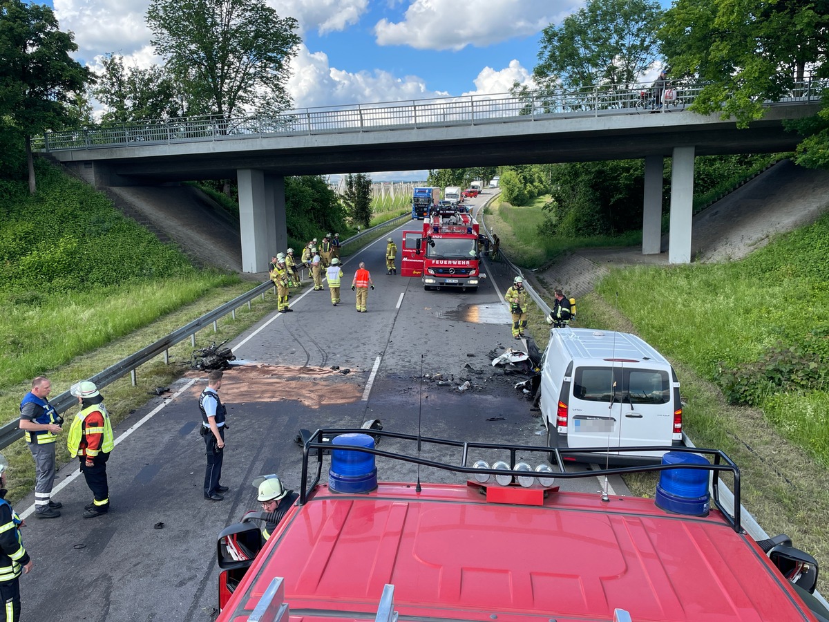 KFV Bodenseekreis: Schwerer Verkehrsunfall auf B467 mit drei Fahrzeugen fordert mehrere Verletzte