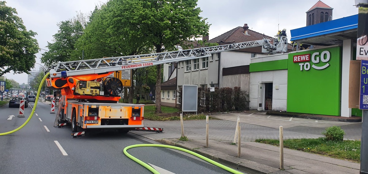 FW-E: Kühlaggregat auf Tankstellendach geht in Flammen auf - keine Verletzten