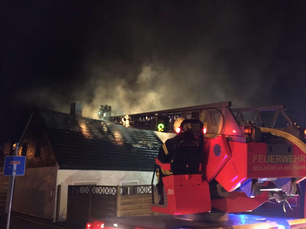 FW-MH: Dachstuhlbrand - keine Verletzten #fwmh