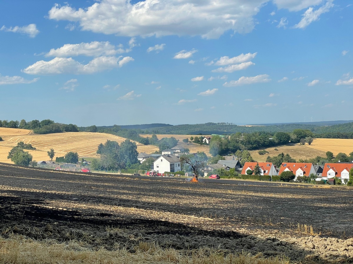 FW Rheingau-Taunus: Flächenbrand bei Bad Schwalbach: Großbrand kurz vor Wohnhäusern aufgehalten - weitere Flächenbrände im Rheingau-Taunus-Kreis