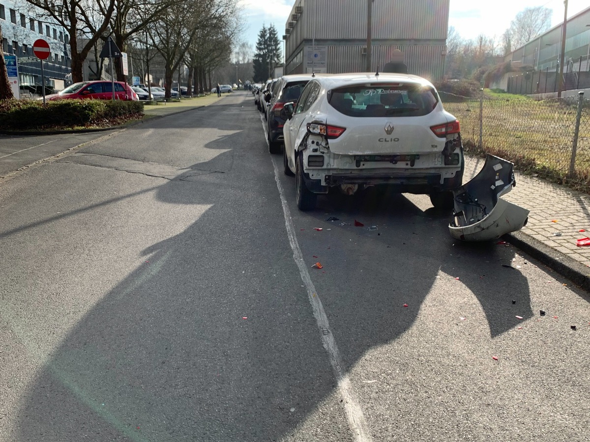 POL-KS: Heckstoßstange abgerissen: Polizei sucht Zeugen von Unfallflucht in Knorrstraße