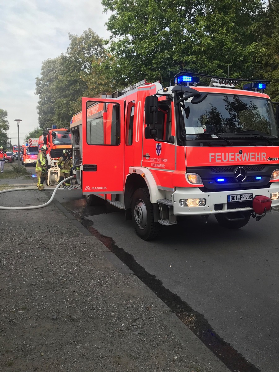 FW-BOT: Laubenbrand in voller Ausdehnung / Feuer droht auf Wohnhaus überzugreifen