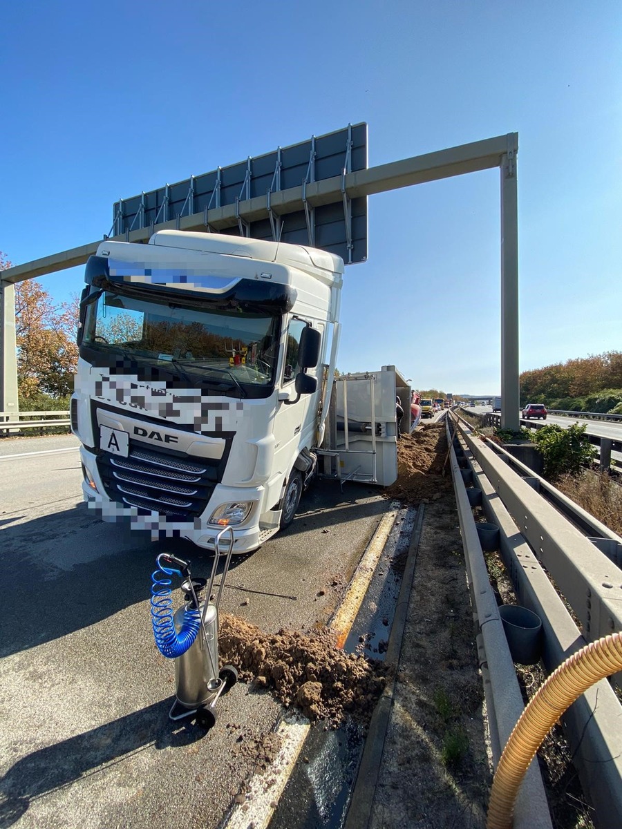 POL-VDMZ: Umgekippter LKW auf der BAB61 - 20 Tonnen Sand auf der Fahrbahn