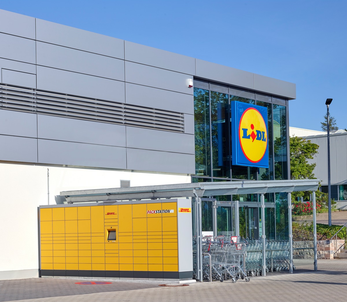 Bei Lidl einkaufen und DHL Pakete abholen: Rund 500 DHL Packstationen an Lidl-Filialen bis Ende 2019 / Serviceangebot spart Zeit, zusätzliche Wege und verringert ökologischen Fußabdruck (FOTO)