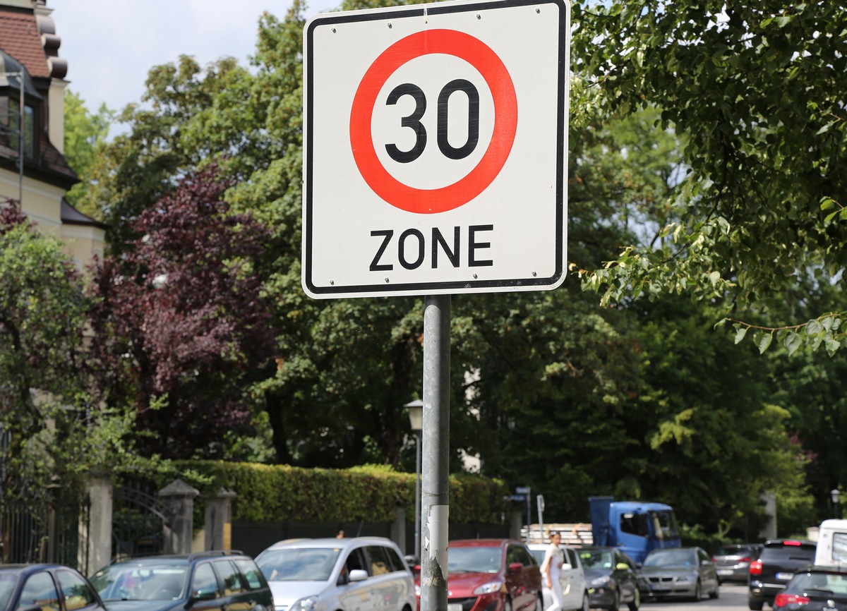 Klares Votum gegen generelles Tempo 30 / 78 Prozent der ADAC Mitglieder gegen niedrigere Regelgeschwindigkeit / Unter anderem mehr Schleichverkehr in Wohngebieten befürchtet