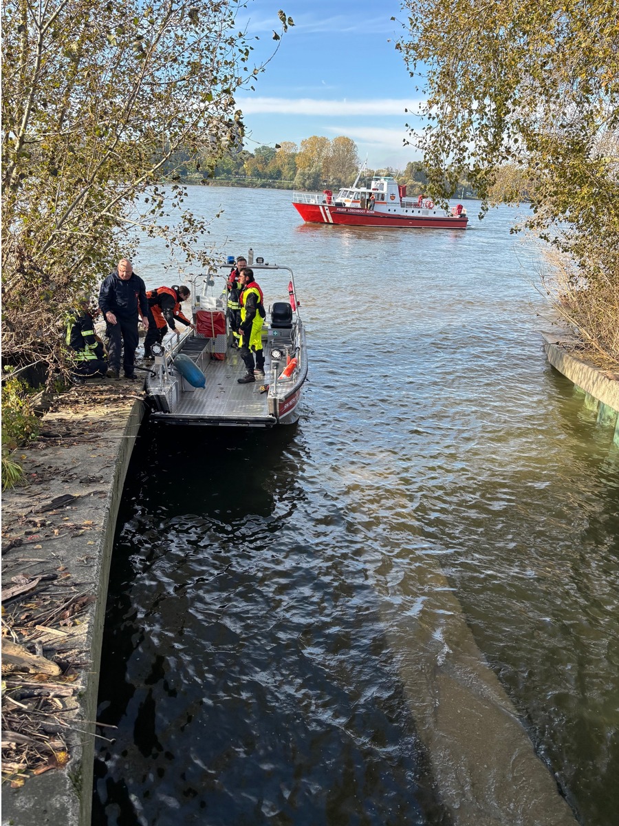 FW-BN: Feuerwehr rettet Hund aus dem Rhein