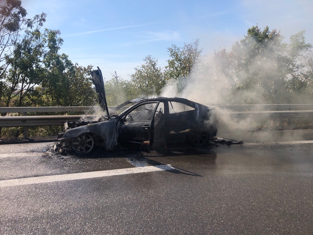 POL-PDNW: Polizeiautobahnstation Ruchheim - PKW-Vollbrand auf der A65