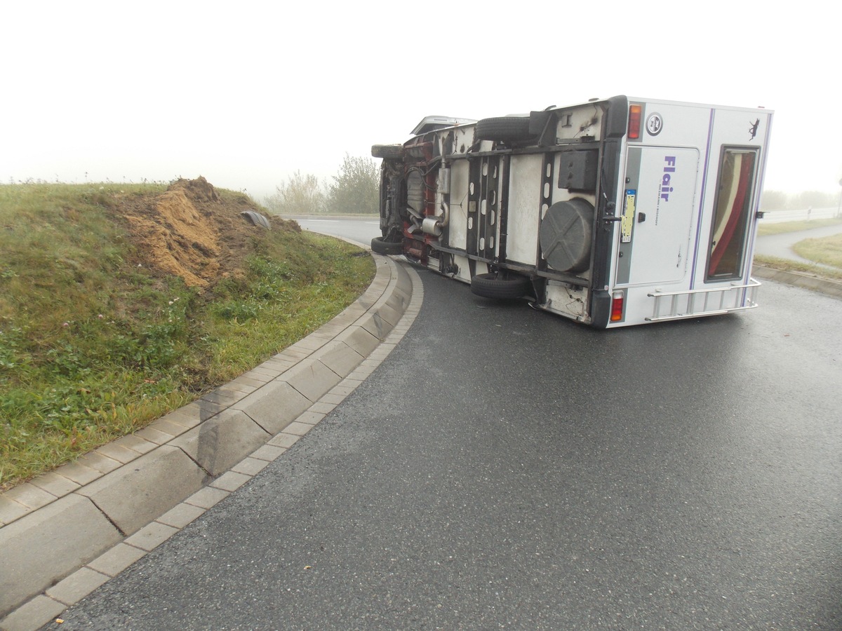 POL-CUX: Wohnmobil kippt im Kreisel auf die Seite - Insassen unverletzt + Polizei zieht betrunkenen Autofahrer aus dem Verkehr